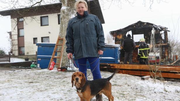 Die Zimmererwerkstätte der Nachbarn stand in Vollbrand, Hund Charlie weckte sein Frauerl Petra Vitzthum.