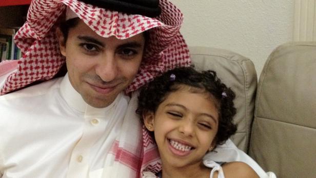 Ein Bild aus glücklichen Tagen: Raif Badawi mit seiner Tochter Najwa. Das Ehepaar hat insgesamt drei Kinder. Seit der Auspeitschung ihres Vaters sind sie schwer traumatisiert