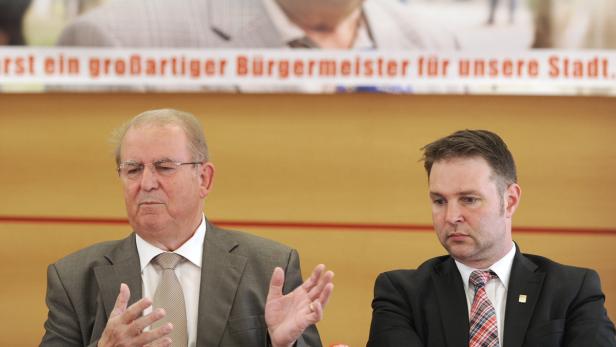 Der zurückgetretene Traiskirchner Langzeit-Bürgermeister Fritz Knotzer (L.) und sein designierter Nachfolger Andreas Babler