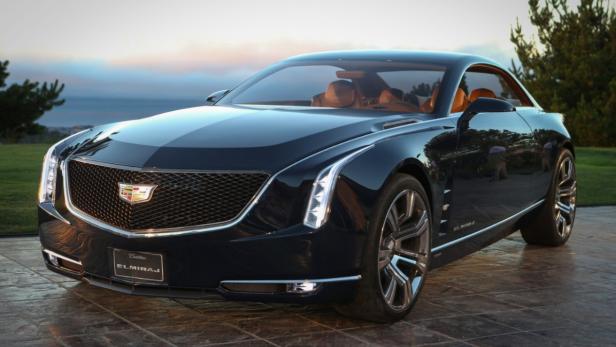 Ein dunkelblauer Cadillac Elmiraj Concept Car steht auf einem gepflasterten Untergrund.