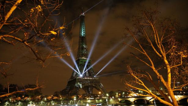 Auch der Eiffel-Turm in Paris steht ganz im Zeichen der Klimakonferenz