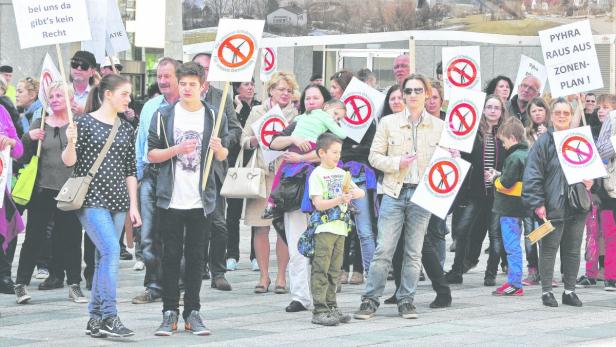 200 Anrainer aus Pyhra beschritten den Protestmarsch vom ÖVP-Haus bis zum St. Pöltner Landhaus.