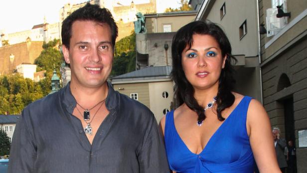 APA8898718-2 - 03082012 - SALZBURG - ÖSTERREICH: ZU APA-TEXT CI - Erwin Schrott und Anna Netrebko am Donnerstag, 02. August 2012, vor Beginn der Premiere von &quot;Die Zauberflöte&quot; in Salzburg. APA-FOTO: NEUMAYR/MMV