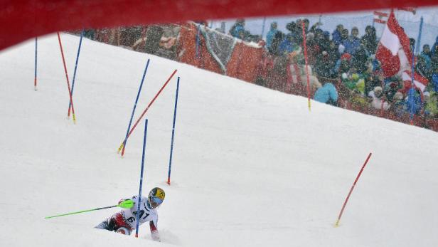 Am Ganslernhang war alles angerichtet für einen rot-weiß-roten Siegesjubel. Hirscher fuhr, angetrieben von der Menschenmenge, einen starken ersten Lauf.