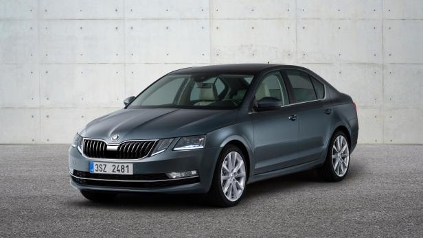 Ein grauer Škoda Octavia vor einer Betonwand.