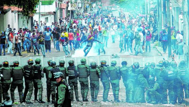 Caracas: Proteste für die Absetzung von Präsident Maduro - die Staatsgewalt hält dagegen.