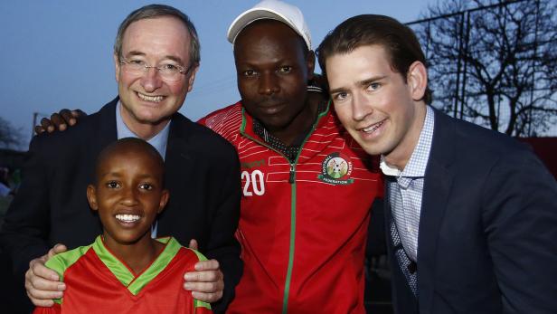 Kenias Nationaltrainer mit Wirtschaftskammerpräsident Christoph Leitl u. Außenminister Sebastian Kurz .