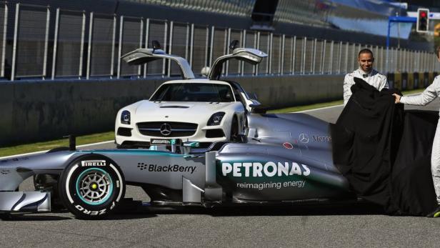 Auf der Rennstrecke in Jerez wurde der neue Silberpfeil &quot;W04&quot; enthüllt. In den bisherigen Testfahrten zeigte der Bolide eine stark verbesserte Performance im Gegensatz zu 2012.