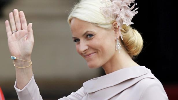 Norway&#039;s Princess Mette Marit leaves Hotel de Paris to attend the religious wedding ceremony for Monaco&#039;s Prince Albert II and Princess Charlene at the Palace in Monaco July 2, 2011. REUTERS/Charles Platiau (MONACO - Tags: ROYALS ENTERTAINMENT) (MONACO ROYAL WEDDING)