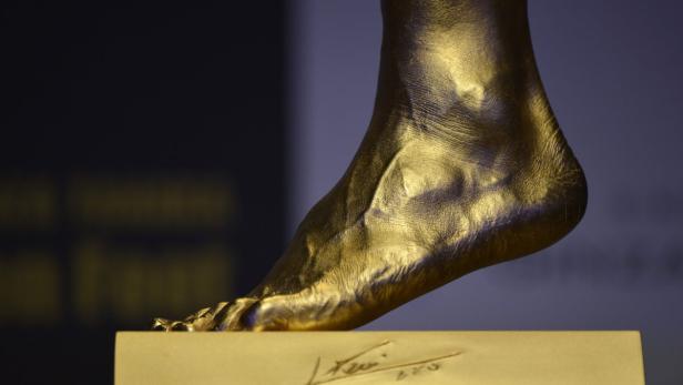 epa03611601 &#039;The Golden Foot&#039;, a pure gold replica of Messi&#039;s left foot, is seen during its unveiling in Tokyo, Japan, 06 March 2013. A 25-kilogramme solid gold replica of Argentinian football star Lionel Messi&#039;s left foot was unveiled by Japanese jewelry retailer Ginza Tanaka in presence of Messi&#039;s brother Rodrigo. The statue was created at the occasion of Lionel Messi&#039;s fourth consecutive Ballon d&#039;Or award. It is going on sale from 07 March for around 5.25 million USD and a percentage of the profit will go to the Leo Messi Foundation to help people affected by the 11 March 2011 earthquake and tsunami. The Tokyo-based jeweller also came up with a limited edition of 50 pieces of a &#039;Golden Foot Plate&#039; (94,500 USD) and 100 pieces of miniature &#039;Golden Foot Mini&#039; (42,000 USD). EPA/FRANCK ROBICHON