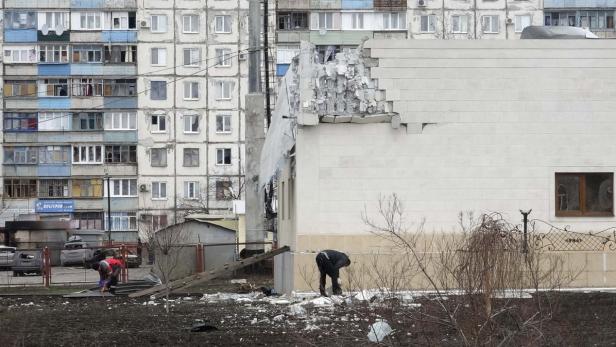 Bei dem Beschuss eines Wohngebietes in Mariupol waren am Samstag nach ukrainischen Angaben mindestens 30 Menschen getötet worden.
