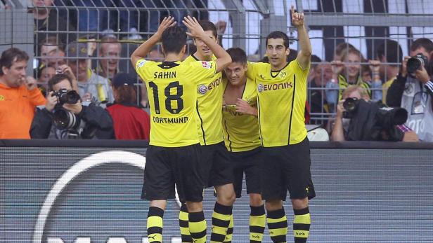 epa03829810 From L-R Dortmund&#039;s Nuri Sahin, Robert Lewandowski, scorer Jonas Hofmann and Henrikh Mkhitaryan celebrate their 1-0 goal during the Bundesliga soccer match between Borussia Dortmund and Eintracht Braunschweig at Signal-Iduna-Park in Dortmund, Germany, 18 August 2013. (ATTENTION: Due to the accreditation guidelines, the DFL only permits the publication and utilisation of up to 15 pictures per match on the internet and in online media during the match.) EPA/KEVIN KUREK
