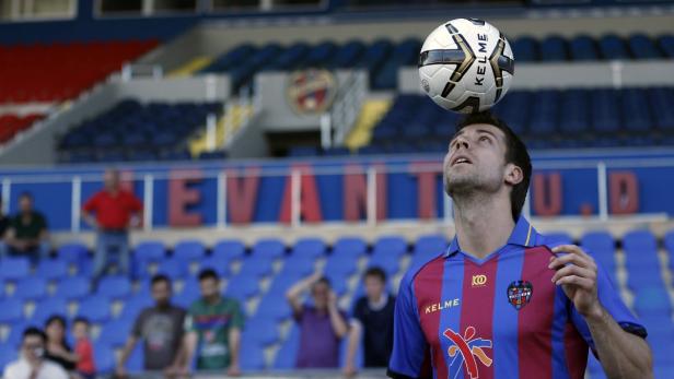 epa03739183 UD Levante&#039;s Austrian new signing Andreas Ivanschitz controls the ball during his presentation at Ciudad de Valencia stadium, in Valencia, eastern Spain, on June 2013. Ivanschitz has signed for the next three seasons. EPA/KAI FOERSTERLING