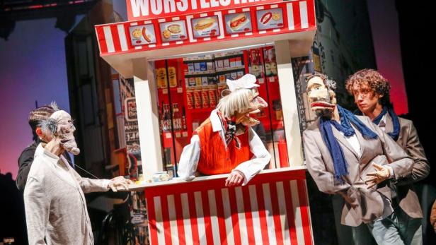 Absurd-komische Puppenrevue im Wiener Rabenhof: Dirk Stermann (re.), dargestellt von Schauspieler Aaron Friesz und als Puppe beim Würstler.