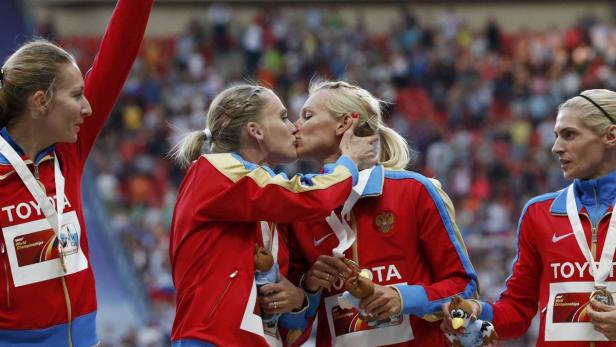 Gold medallists team Russia kiss and celebrate at the women&#039;s 4x400 metres relay victory ceremony during the IAAF World Athletics Championships at the Luzhniki stadium in Moscow August 17, 2013. From left: Yulia Gushchina, Kseniya Ryzhova, Tatyana Firova and Antonina Krivoshapka. REUTERS/Grigory Dukor (RUSSIA - Tags: SPORT ATHLETICS)