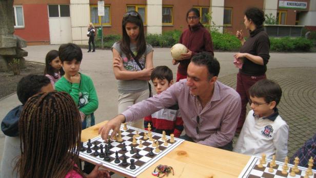 Königliches Spiel im Hof, kluger Schachzug: Arash Moradi kann sich und die Kinder begeistern