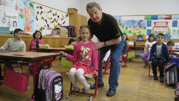 Gute Haltungsnoten: Physiotherapeut Kurt Waltl leistet Pionierarbeit in der Volksschule