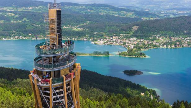 Der Aussichtsturm Pyramidekogel überblickt den Wörthersee.