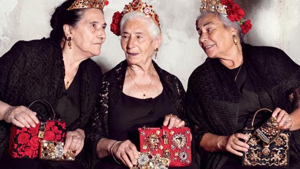 Inszeniert von Stefano Gabbana und fotografiert von Domenico Dolce setzen derzeit drei Italienerinnen im Alter von 83 und 84 die Kollektion der Sizilianer in Szene