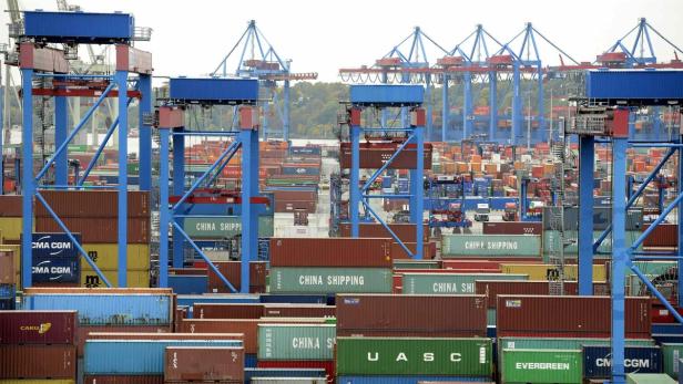 Die deutschen Seehäfen haben ihren Güterumschlag in den vergangenen 20 Jahren auf ungefähr 300 Millionen Tonnen verdoppelt. Im Bild: Riesige Portalhubwägen am Hamburger Hafen.