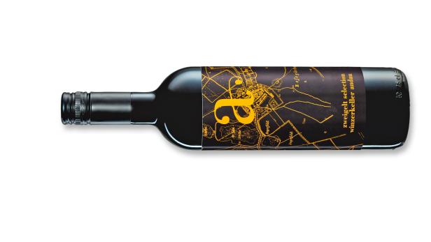 Eine Flasche Zweigelt Selection Winzerkeller Andau liegt auf der Seite.