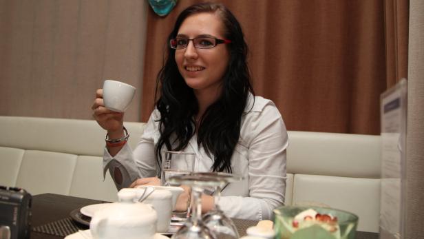 Patrizia Schmikal ist 20 Jahre jung und arbeitslos. Der große Braune mit Zucker schmeckt ihr und Kipferl will sie selbst machen