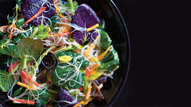 Ein Teller mit asiatischem Salat mit Glasnudeln und Gemüse.