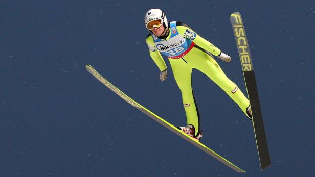 Höhenflug: Daniela Iraschko-Stolz sprang mit zwei Siegen ins Trikot der Weltcup-Führenden.