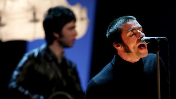 Liam Gallagher (r) und sein Bruder Noel bei &quot;Wetten, dass..?&quot; 2009