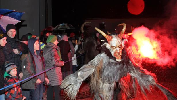 Feuershows bei Krampusläufen erfordern Sicherheitsbewusstsein