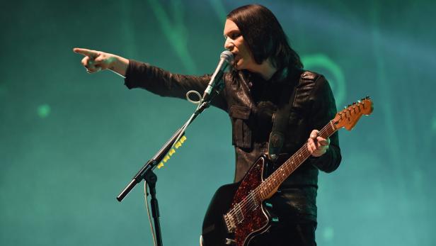 Placebo-Sänger Brian Molko kommt hinter seiner Sound-Wand hervor.