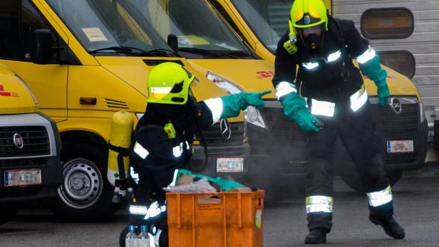 Einsatzkräfte der Feuerwehr in dem Logistikzentrum in Guntramsdorf.