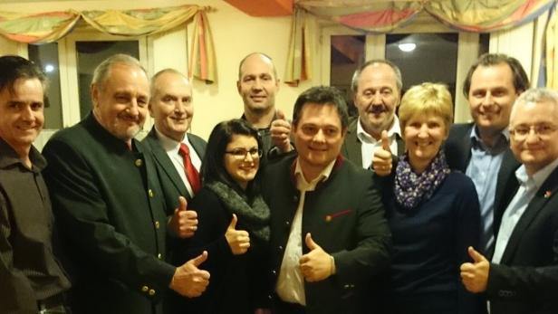 Ja, die SPÖ in Traismauer hat Grund zur Freunde. Bürgermeister Pfeffer (Mitte) holte die Absolute zurück.