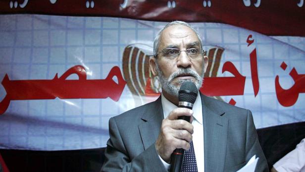 epa03831151 (FILE) A file picture dated 20 July 2010 shows Mohammed Badie, head of Egypt&#039;s Muslim Brotherhood speaking to the media at during a meeting of political parties in Cairo, Egypt. According to media reports on early 20 August 2013 Mohammed Badie was detained in Cairo. EPA/MOHAMED OMAR *** Local Caption *** 02254987