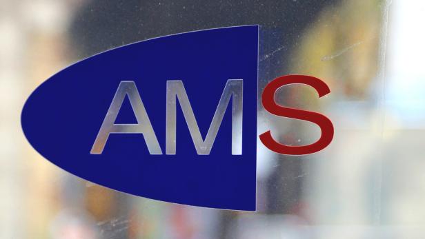 Das Logo der AMS (Arbeitsmarktservice) ist auf einer Glasscheibe zu sehen.