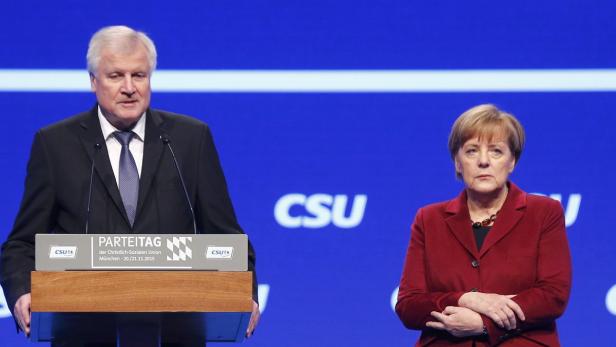 So etwas soll sich nicht wiederholen: Seehofer kritisiert, Merkel steht daneben.