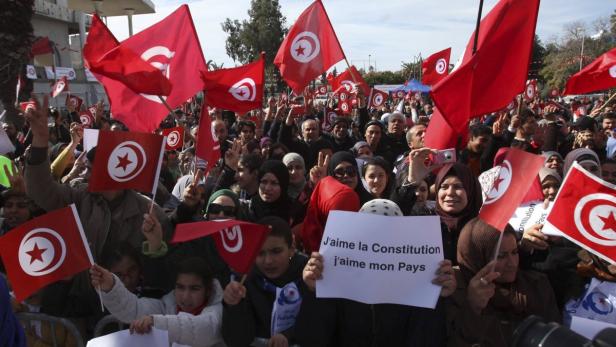 Jubel über die neue Verfassung. Tunesien ist nach einem politisch turbulenten Jahr zurück auf dem Weg in Richtung Stabilität. Einen großen Anteil hat die Gewerkschaft.