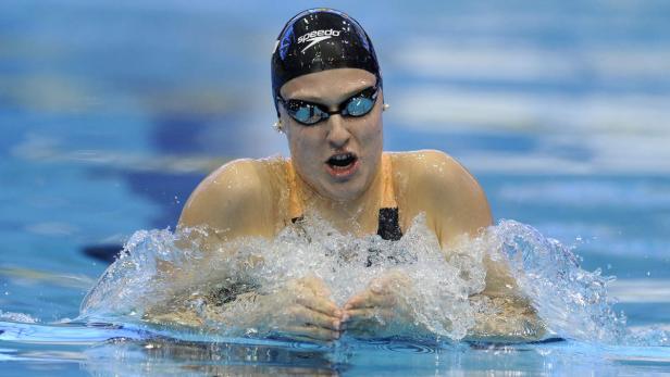 Eine Schwimmerin beim Brustschwimmen in einem Schwimmbecken.