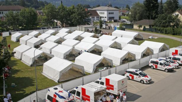 Am Gelände der ehemaligen Polizeikaserne in Krumpendorf westlich von Klagenfurt wurden am Samstag Zelte zur Unterbringen von Asylwerbern aufgebaut.