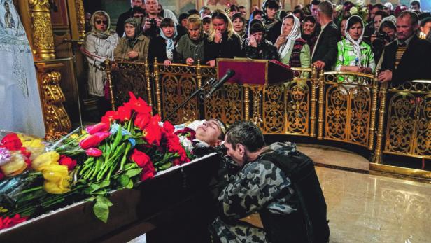 Die pro-russichen Separatisten haben ihre „Märtyrer“: Begräbnis für einen der von der Armee erschossenen Kämpfer in Slawjansk.