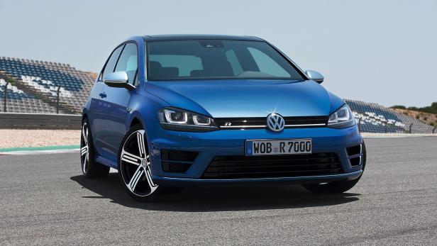 Ein blauer VW Golf R steht auf einer Rennstrecke.