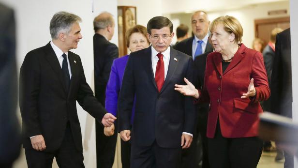 Werner Faymann mit Ahmet Davutoglu und Angela Merkel