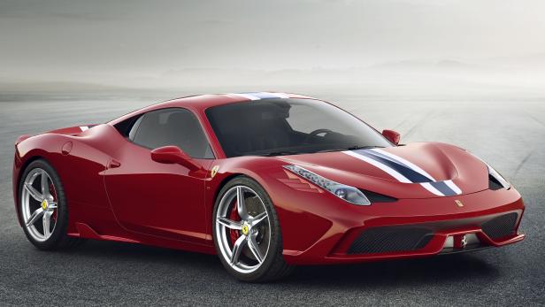 Ein roter Ferrari 458 Italia mit weißen und blauen Streifen auf der Motorhaube.