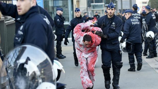 Belgische Polizei führt einen der Demonstranten ab