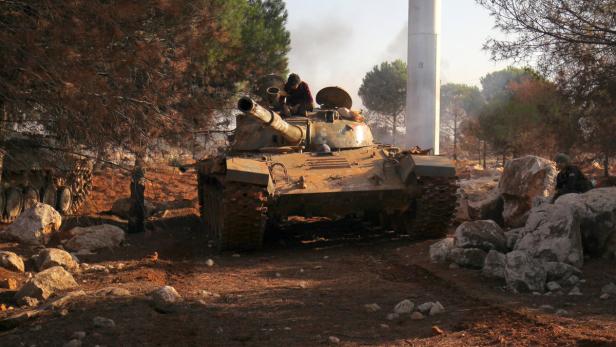 Ein Panzer der Rebellen in West-Aleppo am Sonntag