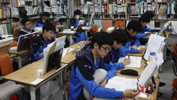 Erziehungsfieber und Gleichförmigkeit: Mit kritischem Denken kommt man in Koreas Schulen nicht weit.
