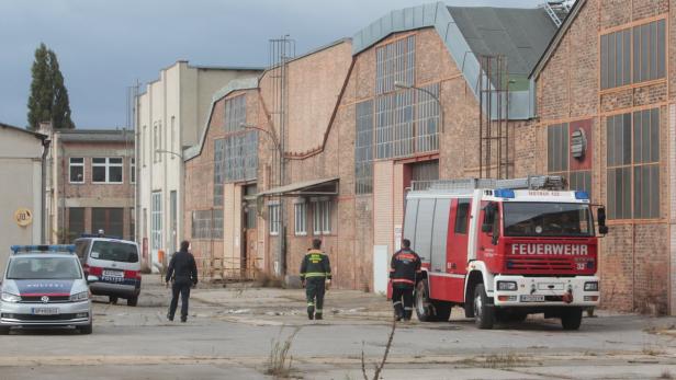 Ruhe nach dem Sturm. Sonntagmittag sicherten Wiener Feuerwehr und Polizei die ehemalige Steyr-Panzerfabrik. Das Areal wurde gesperrt.