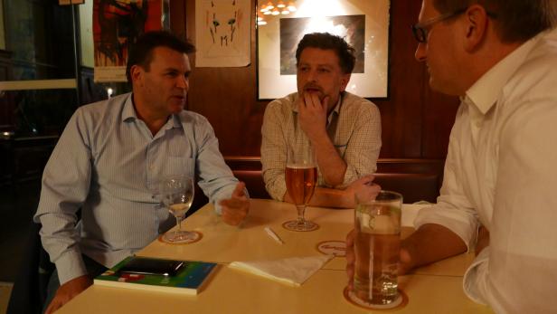 Pflichttermin in Wien: Der Fußballgelehrte (links) trifft seine Freunde im Café Anzengruber