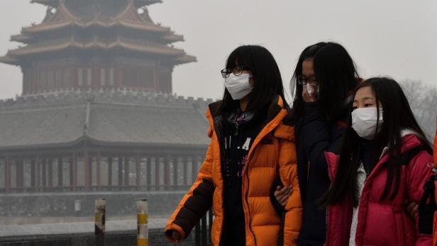 Chinesische Kinder mit Schutzmasken bei der Verbotenen Stadt in Peking.