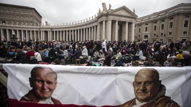 Riesenandrang im Vatikan: Pilger, Könige, Regierungschefs und Präsidenten haben sich am Sonntag auf dem Petersplatz versammelt, um an der feierlichen Heiligsprechungsmesse für Johannes Paul II. und Johannes XXIII. teilzunehmen.